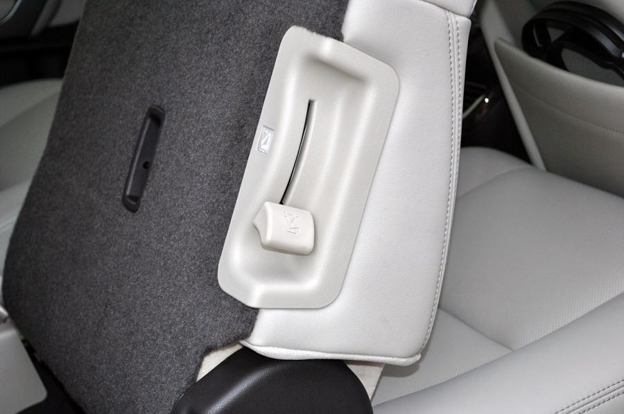 Детали интерьера Acura MDX (YD2) 2010 года  (фото 14 из 56)